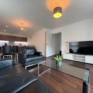 Modern 2br 2ba Wparking Sleeps 6 Comfortably London