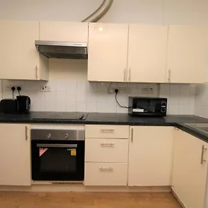 Ideal 2 Bed Flat Close To City London